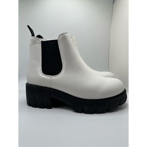 CUSHIONAIRE Women's slip on chelsea boot +Memory Foam 7 WHITE